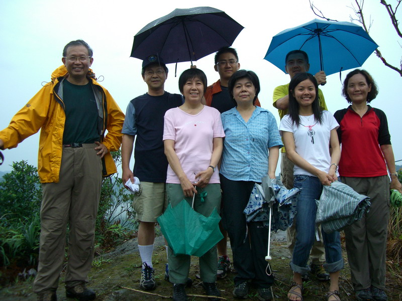 細雨中登頂石獅山。