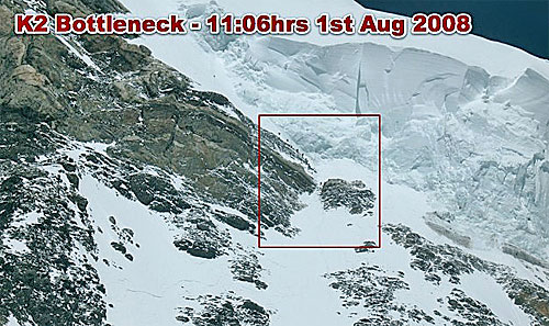 K2峰東側海拔約8200m之瓶頸(bottle neck), 是一處於冰牆與岩面間的雪道. 其中的小點是人, 而旁邊的冰牆厚約80m.