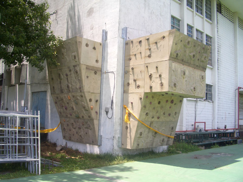 台大岩場重新在體育館外牆搭建, 有兩面懸岩.