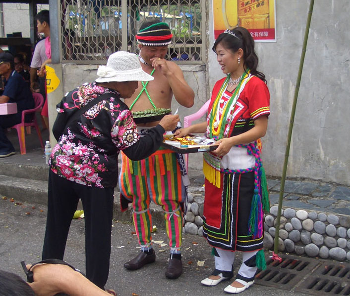婚宴結束送客時, 新郎新娘都穿阿美族傳統衣服, 而手捧的點心, 一盤是糖果.另一盤是檳榔.