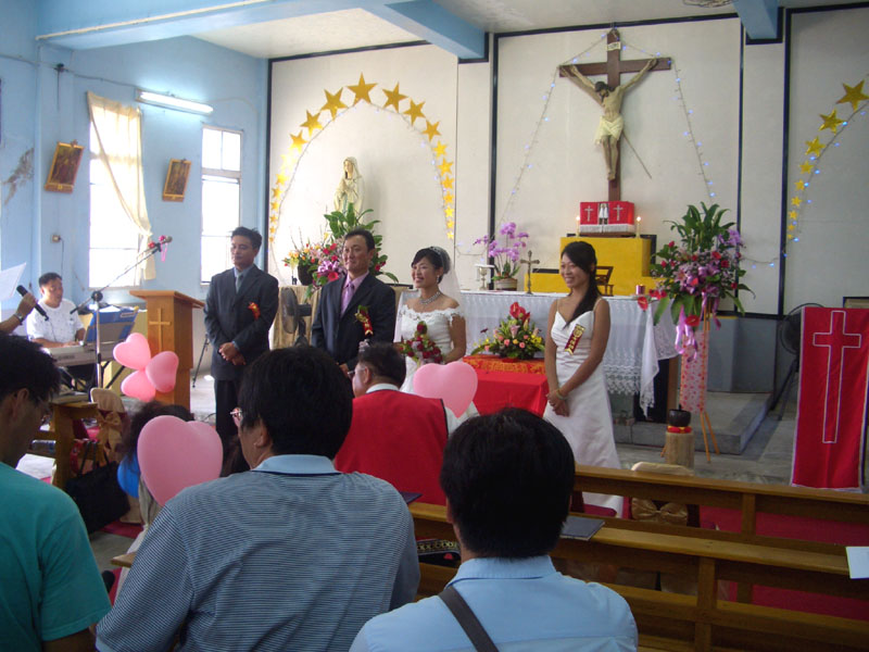 在教堂舉行結婚儀式