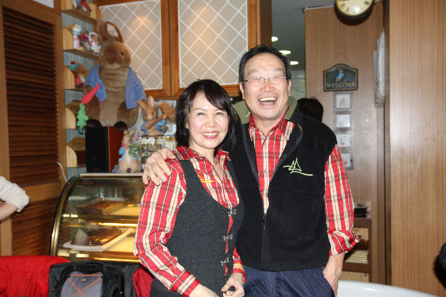 錢夫人在昆明兄的接風宴上，贏得最佳名模獎，老錢可得意呢！