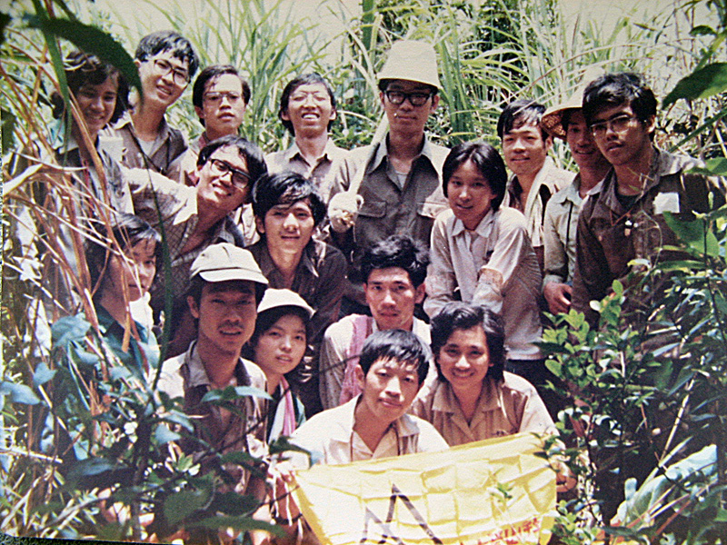 圖片攝於三十年前─民國67年7月4日中嚮姑魔寮山。前排左起: 楊秋震、老爹(張文河)、酸梅(孫梅嬪)、方志峰、6:0 (劉璧玲)；中排左起: 賴麗玲、蘇文政、王聰叡、黃實宏、張慧玲；後排左起: 大少(舒孝潭)、廖寶(廖文彬)、林特聖、徐振忠、大俠(吳耿若)、莊勝雄、木頭(林志哲) / 由淑娟提供（並謝謝阿魯米撥冗指正）