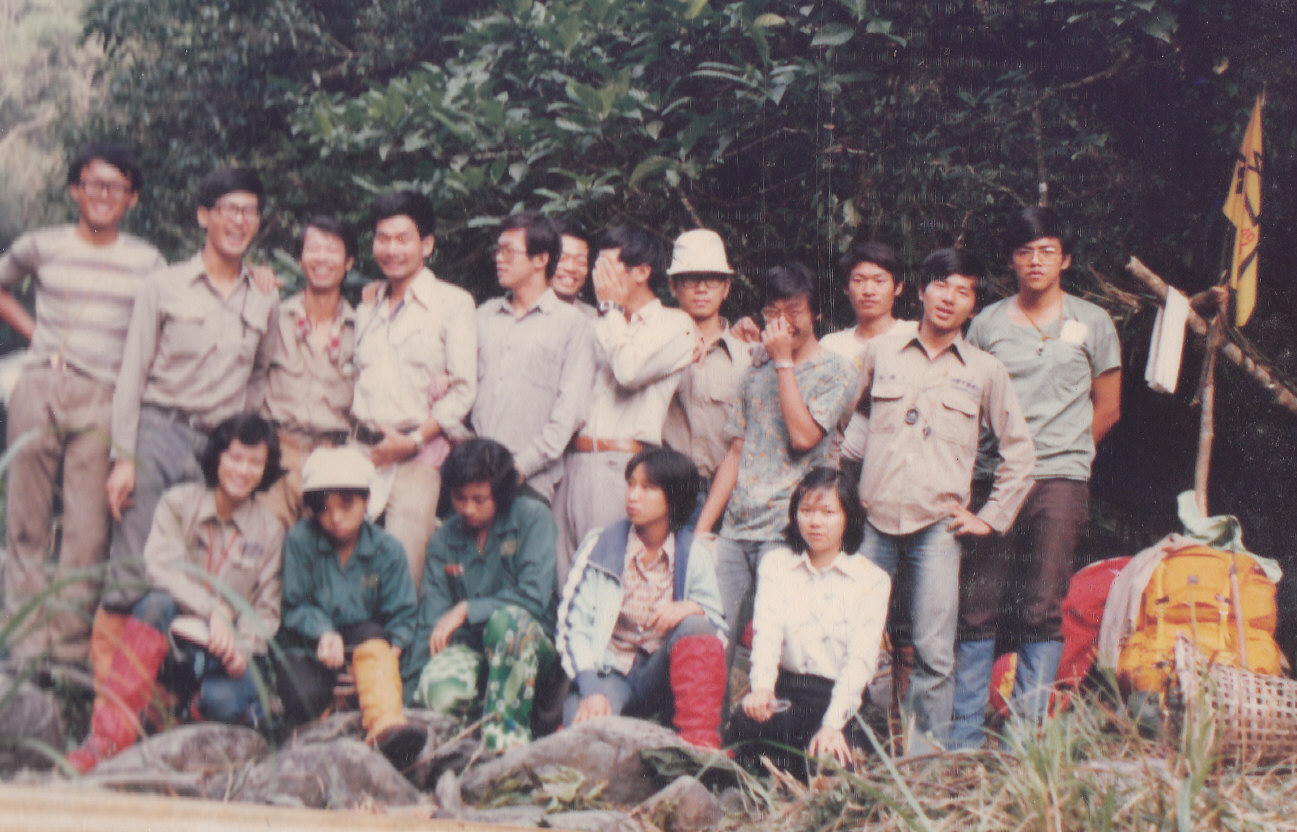 67 年中嚮
這是準備照相時候的輕鬆談笑.
等阿魯米走過去, 大家就都把臉孔扳起來了!
