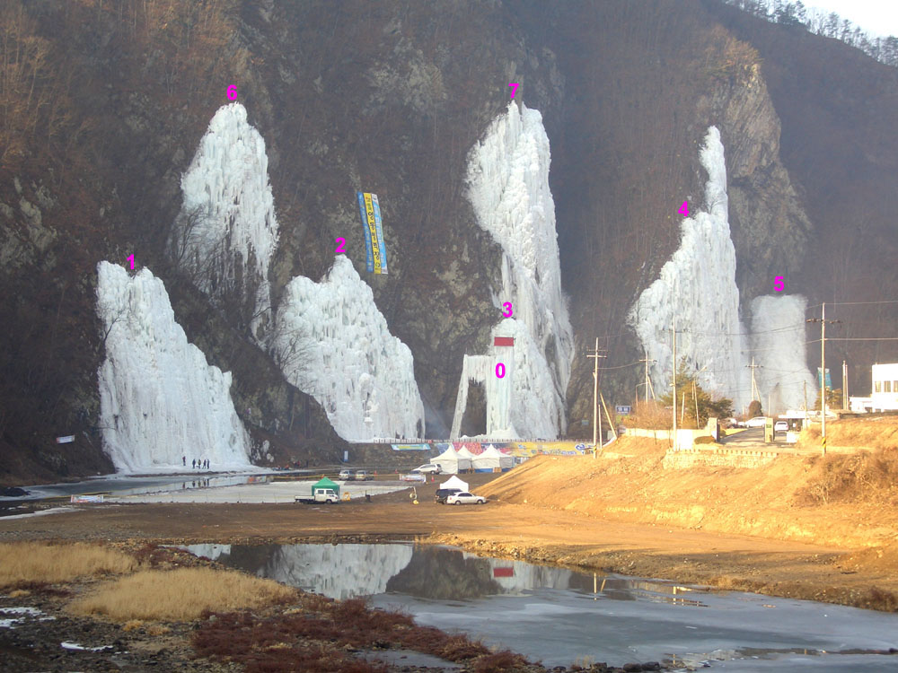 永同人工冰瀑位於松川南岸. 0為冰塔, 1-7為冰壁.