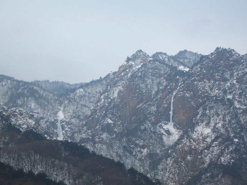 遠望內雪嶽的小土旺冰瀑(在右邊)