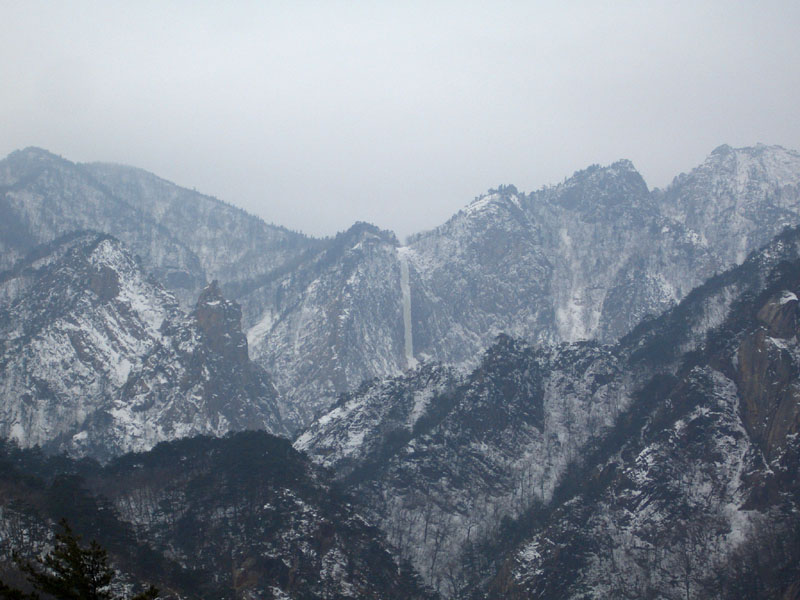 遠望內雪嶽的土旺冰瀑(在中間)