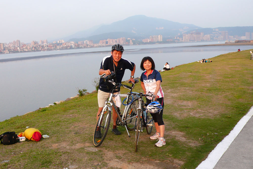 以大屯山為背景合影