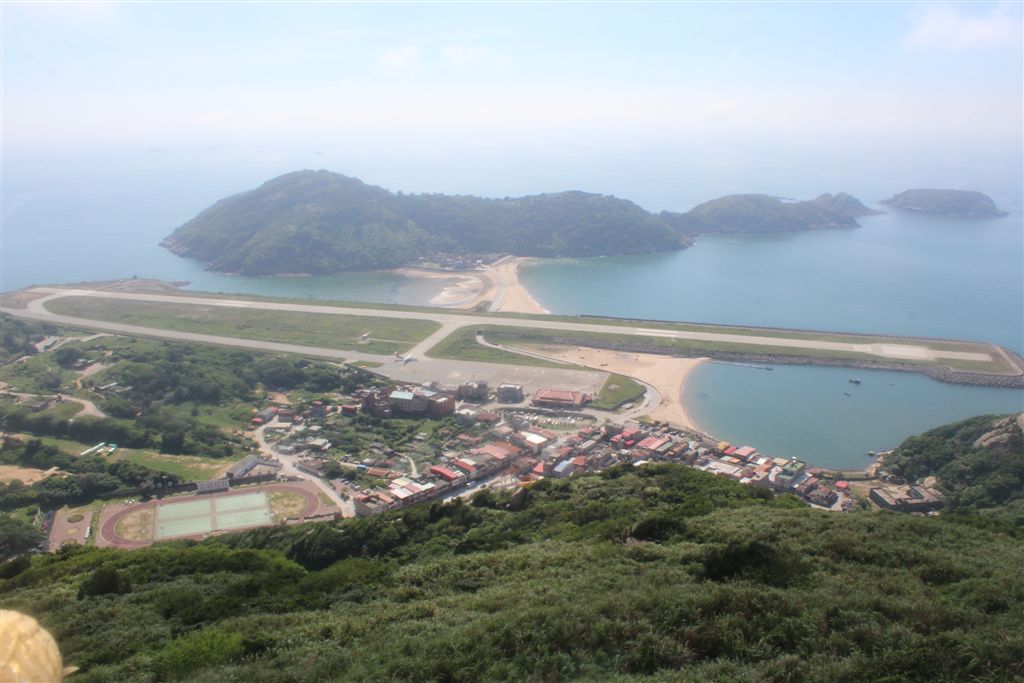 北竿機場，被切割的沙灘及賭場預定地(沙灘連接的大島上)遠眺