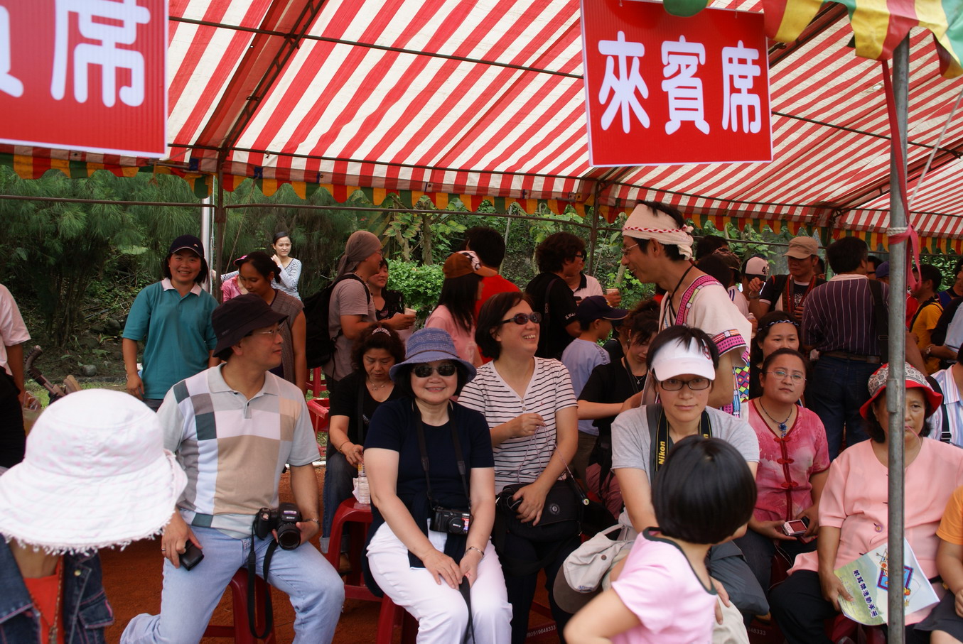 8山寨族向台北來的貴賓致意