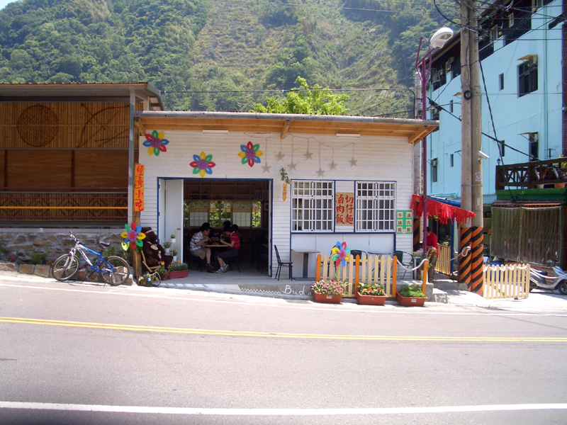 巴陵新開的小吃店, 老闆(原住民)很客氣.