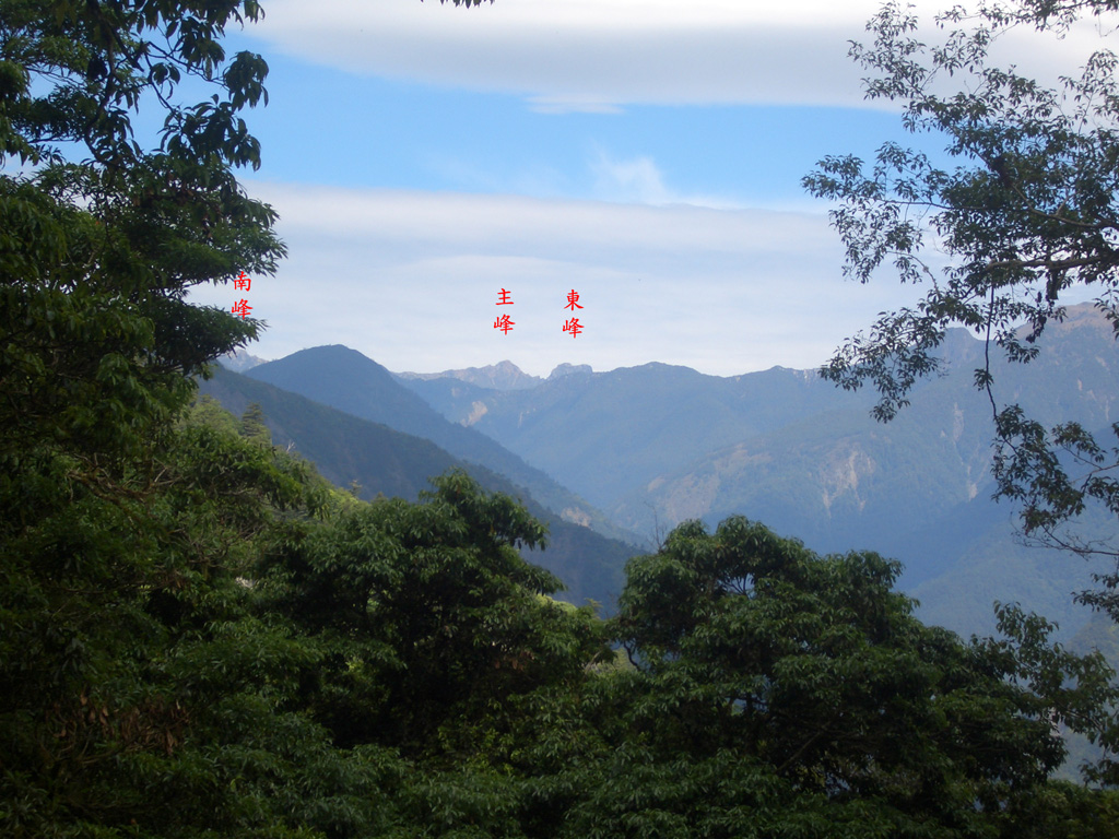 在八通關古道東段可以看到玉山在中央山脈後方突出來
