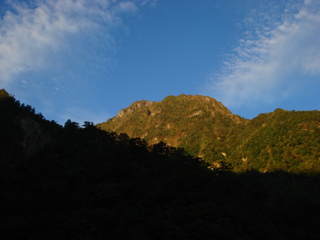 下到抱崖山屋，前一天登頂的新康山還是清楚可見