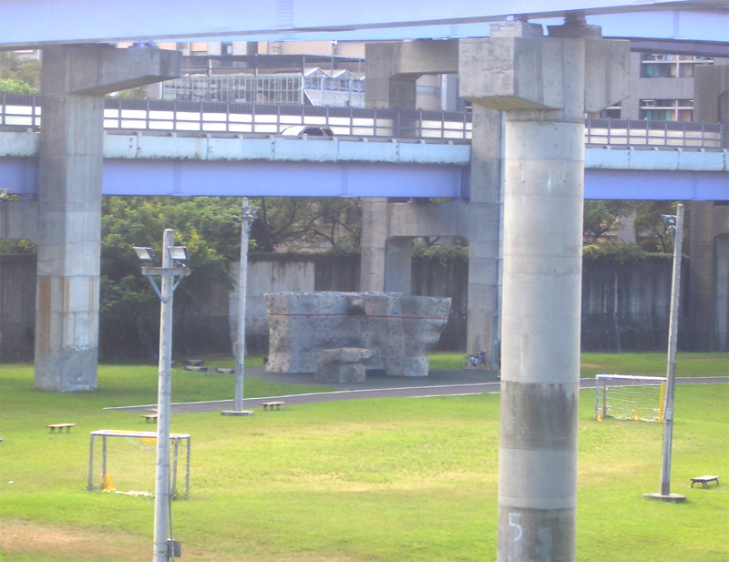 從福和橋頭遠看岩場
