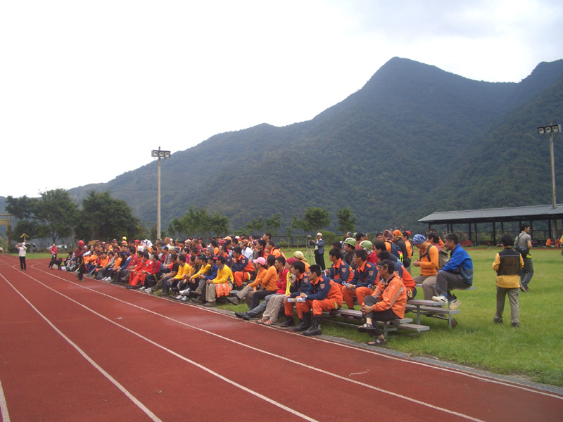 此活動在烏來運動場舉行, 約有200人參加. 背景是大桶山.