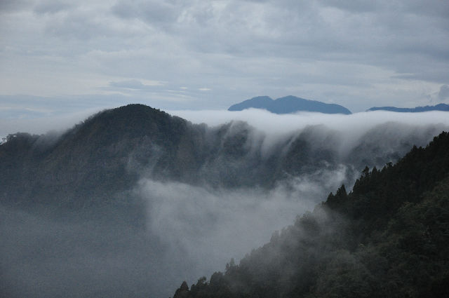 雲瀑漫淹鳳凰稜