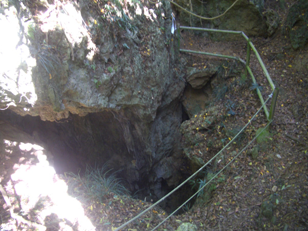 又稱為迷魂陣的 "一條龍" 峽谷區, 其 "龍穴" 旁邊有欄杆.