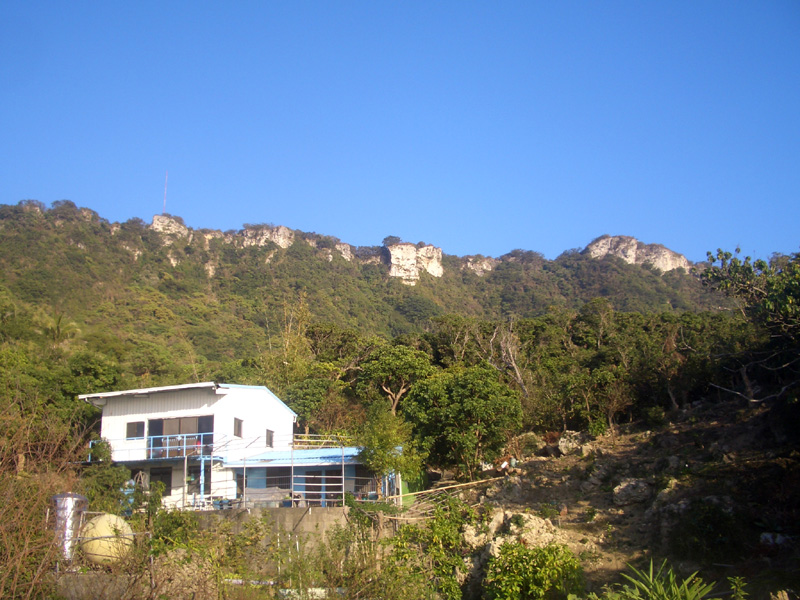柴山主稜西側有幾處崖壁. 中間最白的岩峰為 "少女峰".