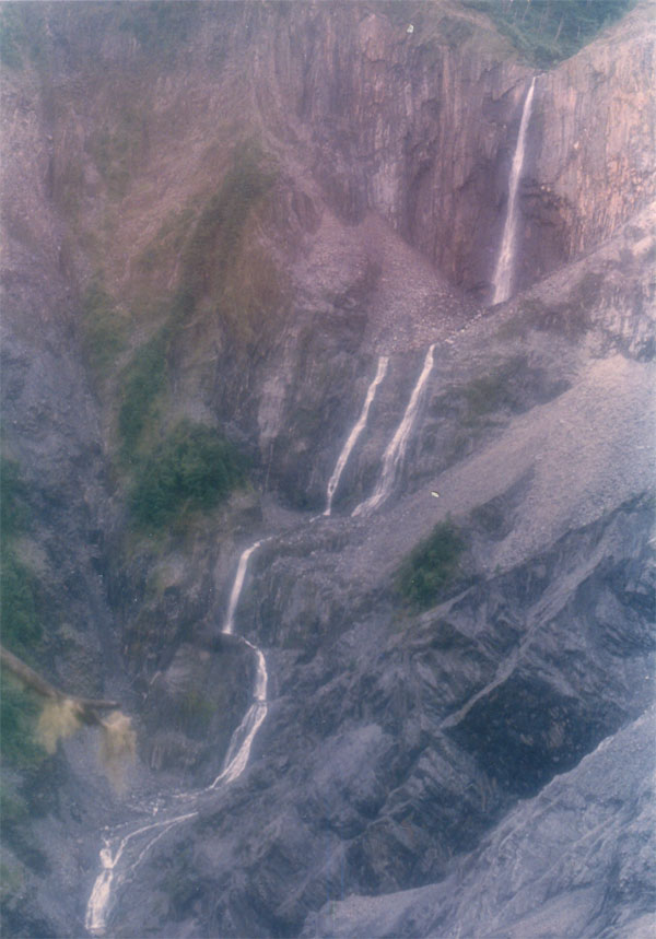 九華瀑布群, 有八層, 落差約250公尺.