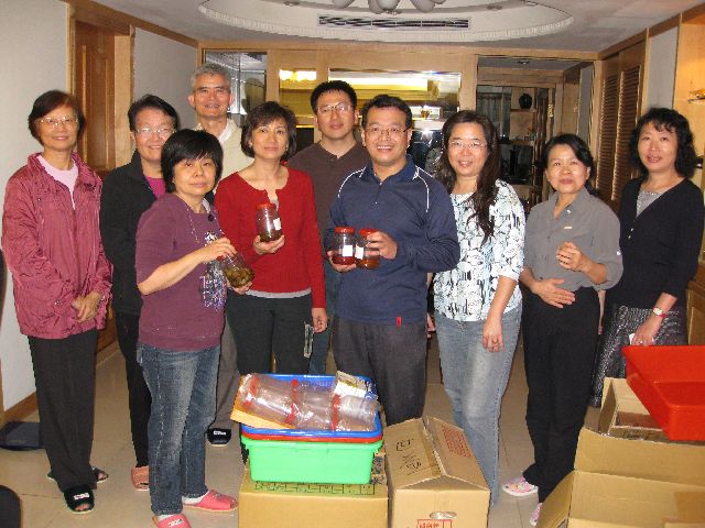 多虧Q毛奔走採購，6：0提供大客廳作為製作場地，6：0老公權充司機，讓眾伙伴完成自然瘦身食品。