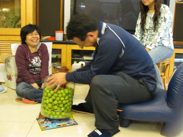 師父領進門, 成果看個人.
阿英不入門, 師父難走人.

阿英想一次完成梅醋，Q毛只好董事長兼敲鐘，連敲五瓶麥芽膏，還等黏踢踢的麥芽糖龜速爬入瓶中。好人作到底，一邊分享製作經驗與心得，也讓伙伴們看熱鬧之餘，窺得不少門道。