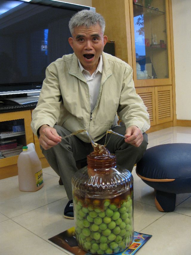 假牙誠可貴, 形象價更高.
若為麥芽故, 兩者皆可拋.

洪朝和最愛甜食，夫妻倆傍晚趕去觀摩，玩了一下麥芽膏，拾得一點牙慧，還抱了兩袋青梅回家，賺到了。
