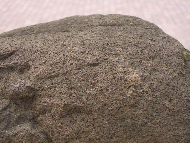 玄武岩(火成岩的一種), 有許多小孔(0.2~0.5mm). 此岩石是在台北縣三峽採到的.