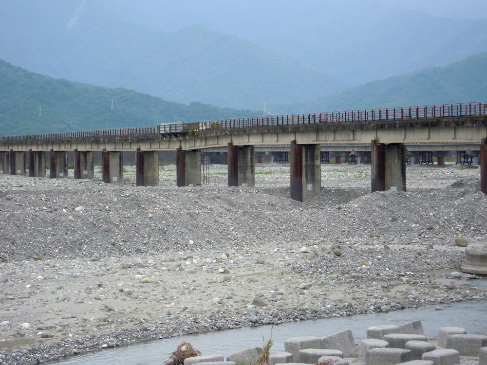 跨越秀姑巒溪的玉里大橋(舊鐵路大橋), 鐵橋不在一直線, 而是東側較高.