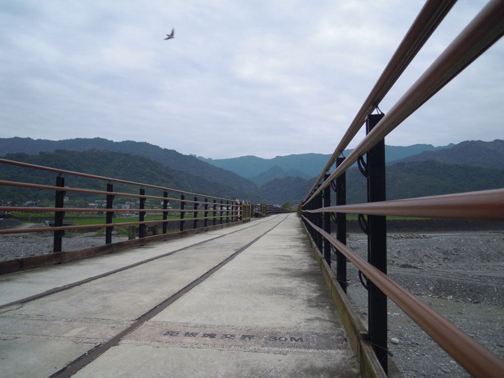 鐵橋現在成為單車道, 由鐵軌的曲線, 可看出橋面不在同一個平面.