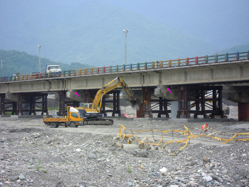 玉里公路大橋在進行墊高的工程(西半部要墊高), 紅色箭頭處是疊在橋墩.以墊高橋樑的石片.