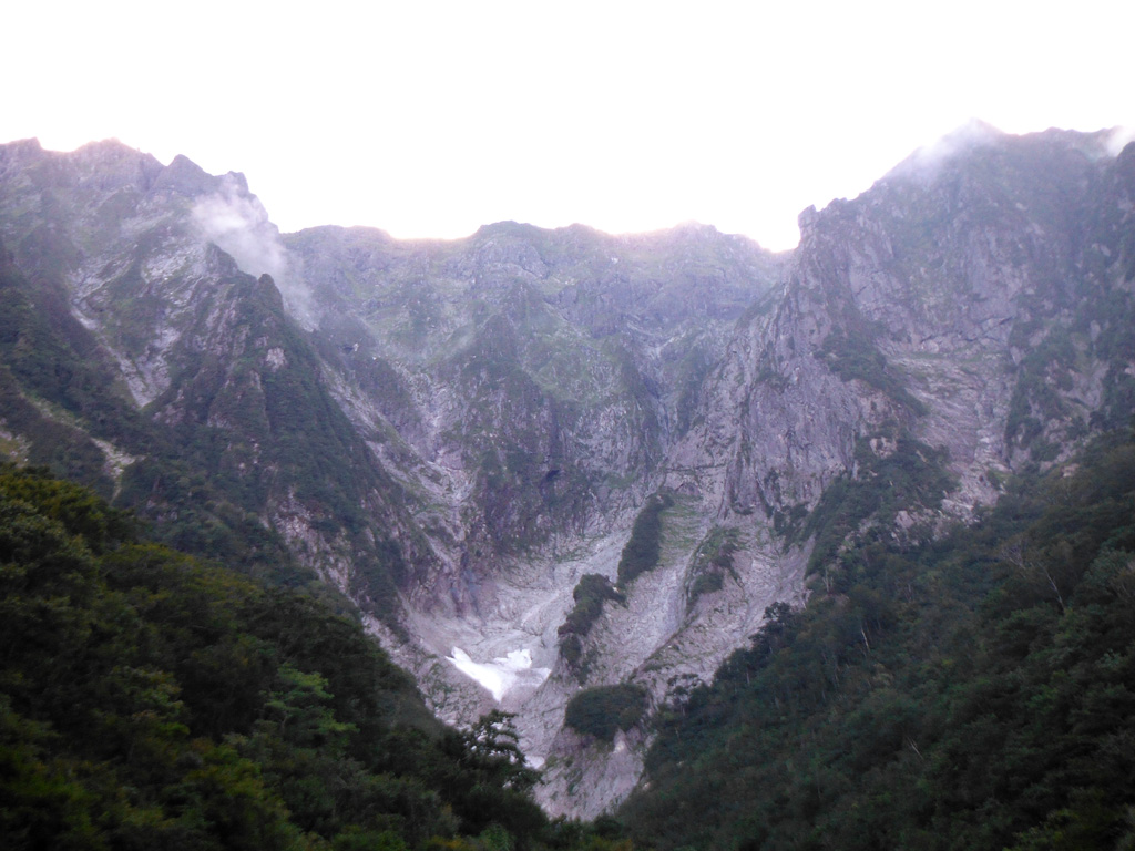 由一之倉溪谷仰望谷川岳, 稜線上有斜陽的紅暉.