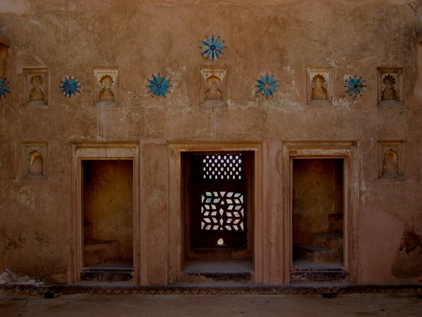牆壁點綴色彩鮮豔 in Orchha