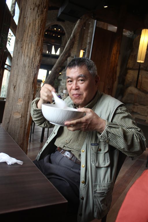 入境隨俗總得吃碗虱目魚粥，可惜找錯店，在億載金城大門對面，價錢貴，味道也差強人意!