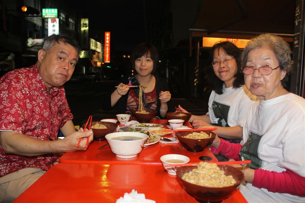 路邊價格，五星古早味，叫好在她的麻醬料及各種滷味配菜，對傳統的堅持，不像在大都會的麵店，不是拉高價格，就是口味全走调了!