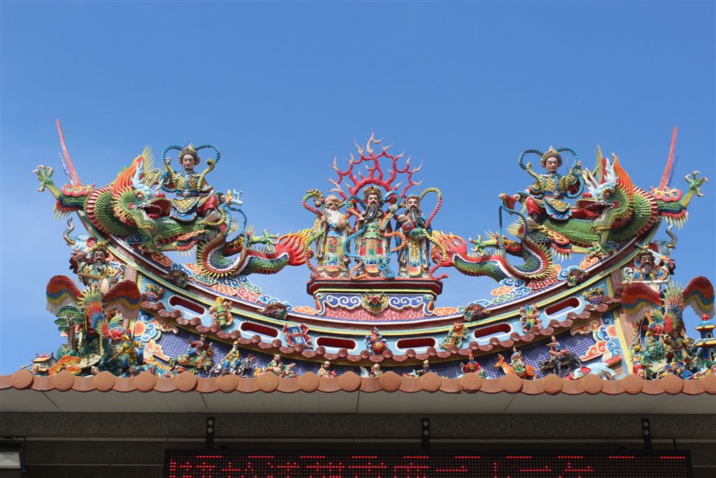 富麗堂皇的小廟屋脊