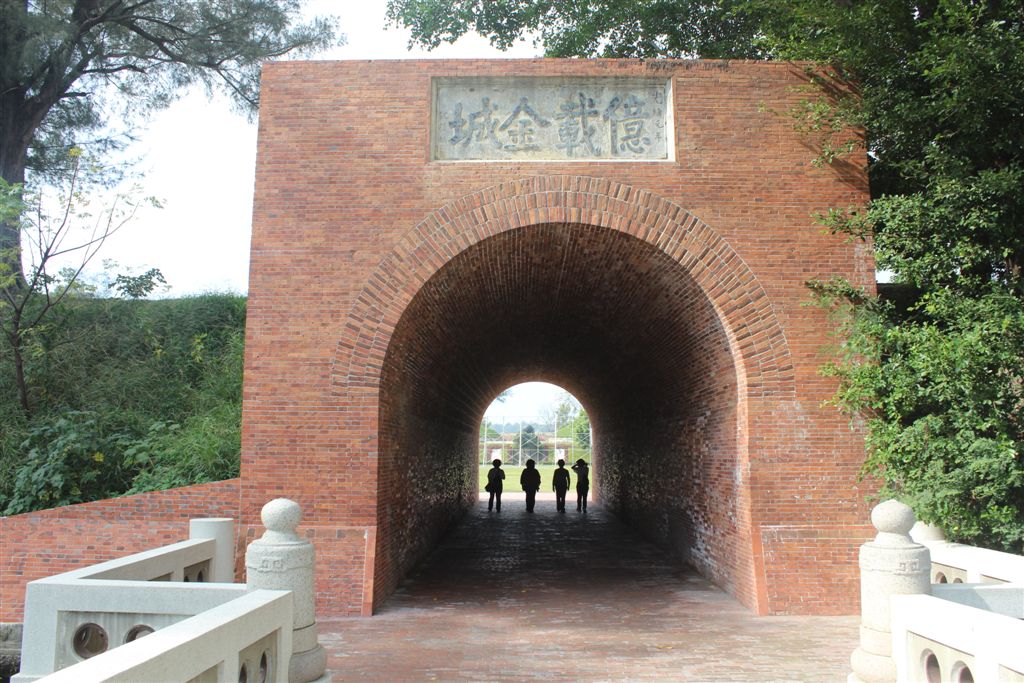 護城河上的橋早已由木橋改建為水泥橋。
