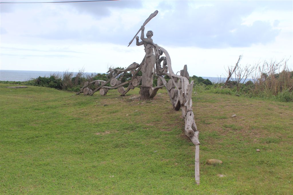 原住民海神木雕矗立在路加蘭海岸公園!乞求上蒼原諒人的愚蠢，或許那天海嘯會沖走不該出現的建築!