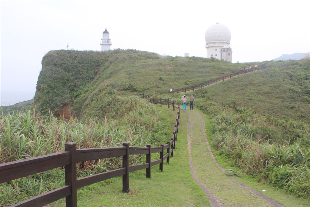 延著牧場一般的草場步道可看海景!