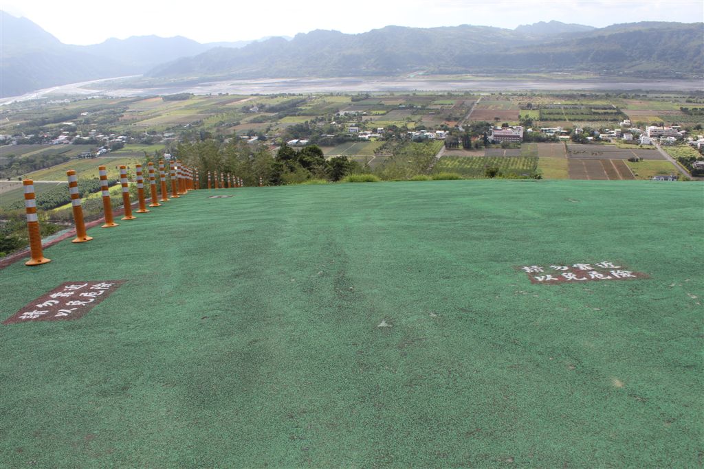 高台前方有兩處滑翔翼或飛行傘的起跑道，跑道前方非常陡峻，面對卑南溪，一無遮欄，有如懸堐，照片左上方應是該溪與鹿寮溪會合處。