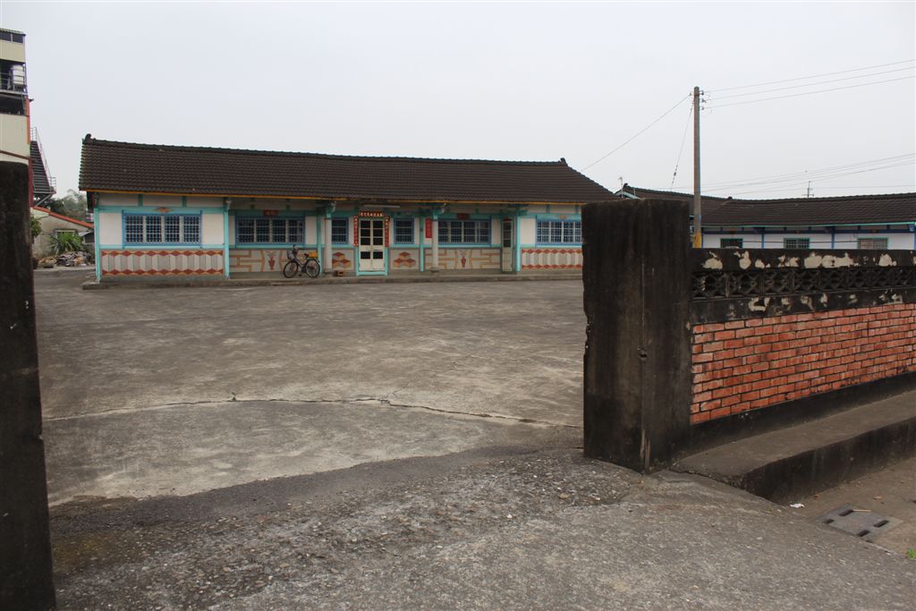 給你看我有多寬廣，還有圍牆!