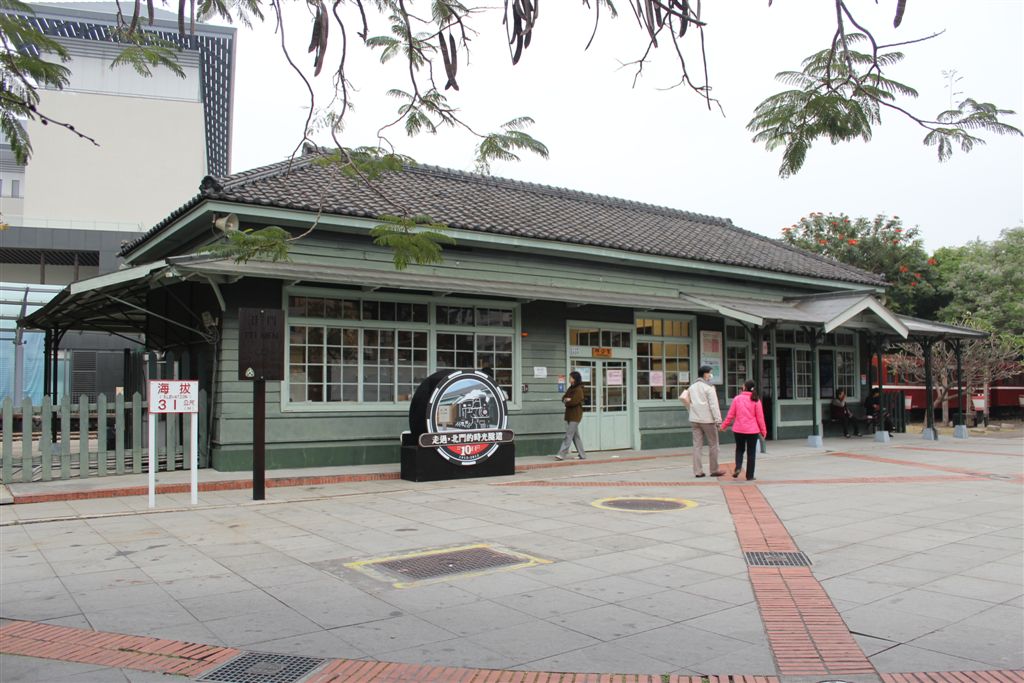 這個小站是否也喚起您的記憶，它就和那旅社遙遙望著，但命運兩種.....