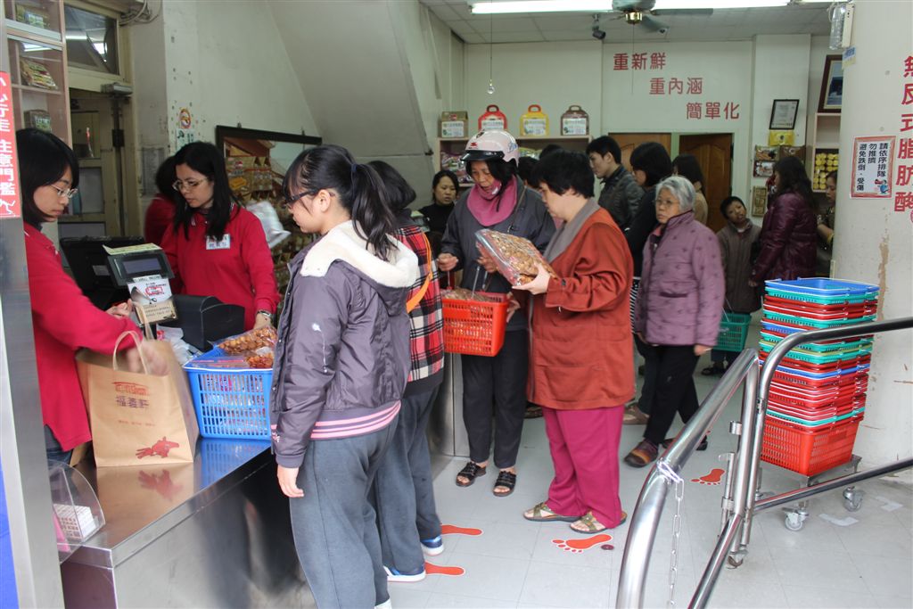 福義軒發跡老店仍然營業，開店時間人潮滿滿，排隊隊伍不間斷，且按出廠價販售，比市價低二至三成，但每天貨色不一定足量供應!