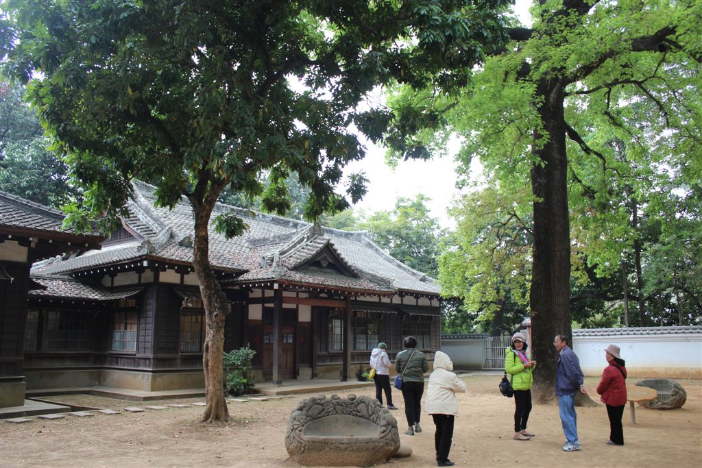 社務所和楓香樹