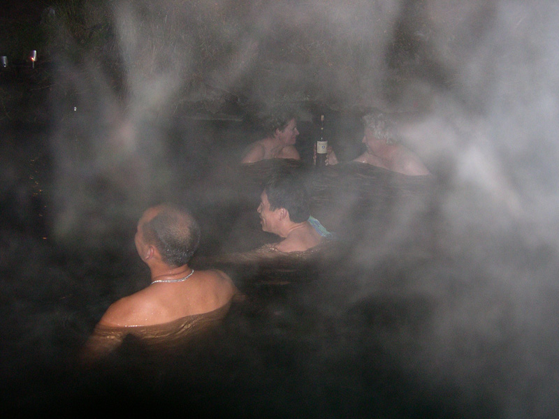 煙霧氤氳的露天溫泉