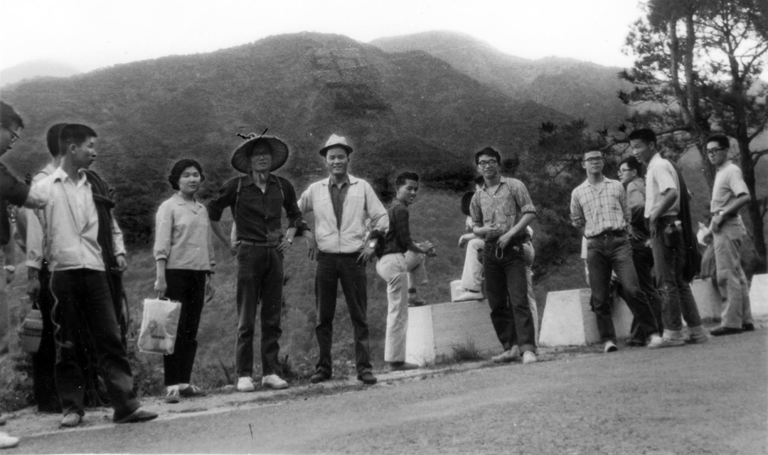 在岩下的公路邊，背景是中正山。大砲岩因砲管對準"中正"二字早被炸毀。