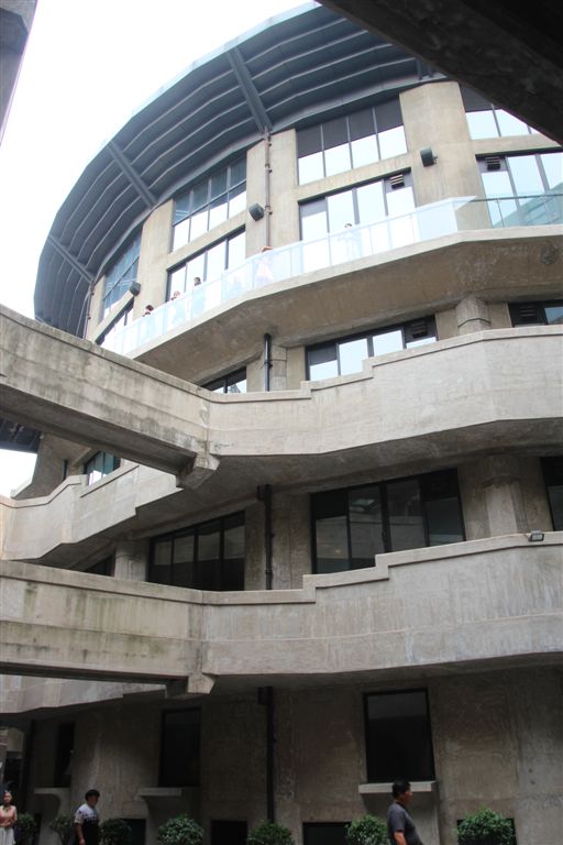 通過外圍建築後廣場中間是四層樓的車間