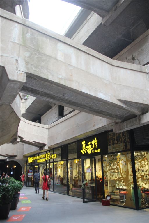 廊道與圈舍一樓的創意小店