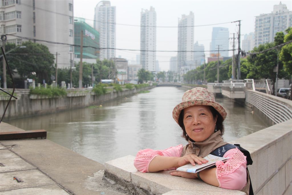 污水應是排放到宰牲場正前方這條河道流入黃浦江，再流出海，人背後是新市區。