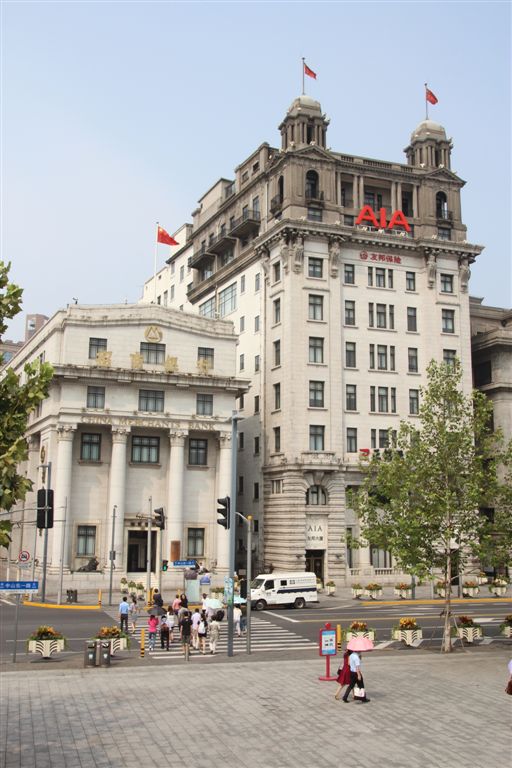 左為招商銀行大樓，古典主義復興式風格，始建1926年，原為台灣銀行。
右為友邦大樓，新古典主義風格，始建1923年，原為字林西報(外商最早英文報)大樓。