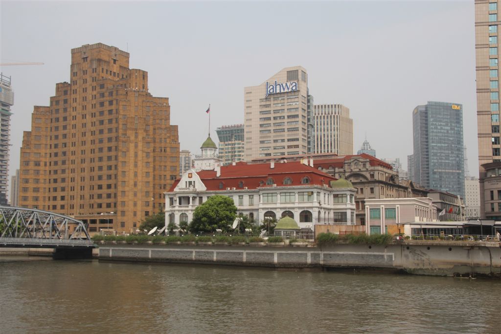 左為上海大廈，裝飾藝術派風格，土黃色高樓，始建1934年，原為百老匯大廈，全外灘展望最佳。
右為俄羅斯聯邦駐上海總領事館，紅頂白牆，始建1916年。